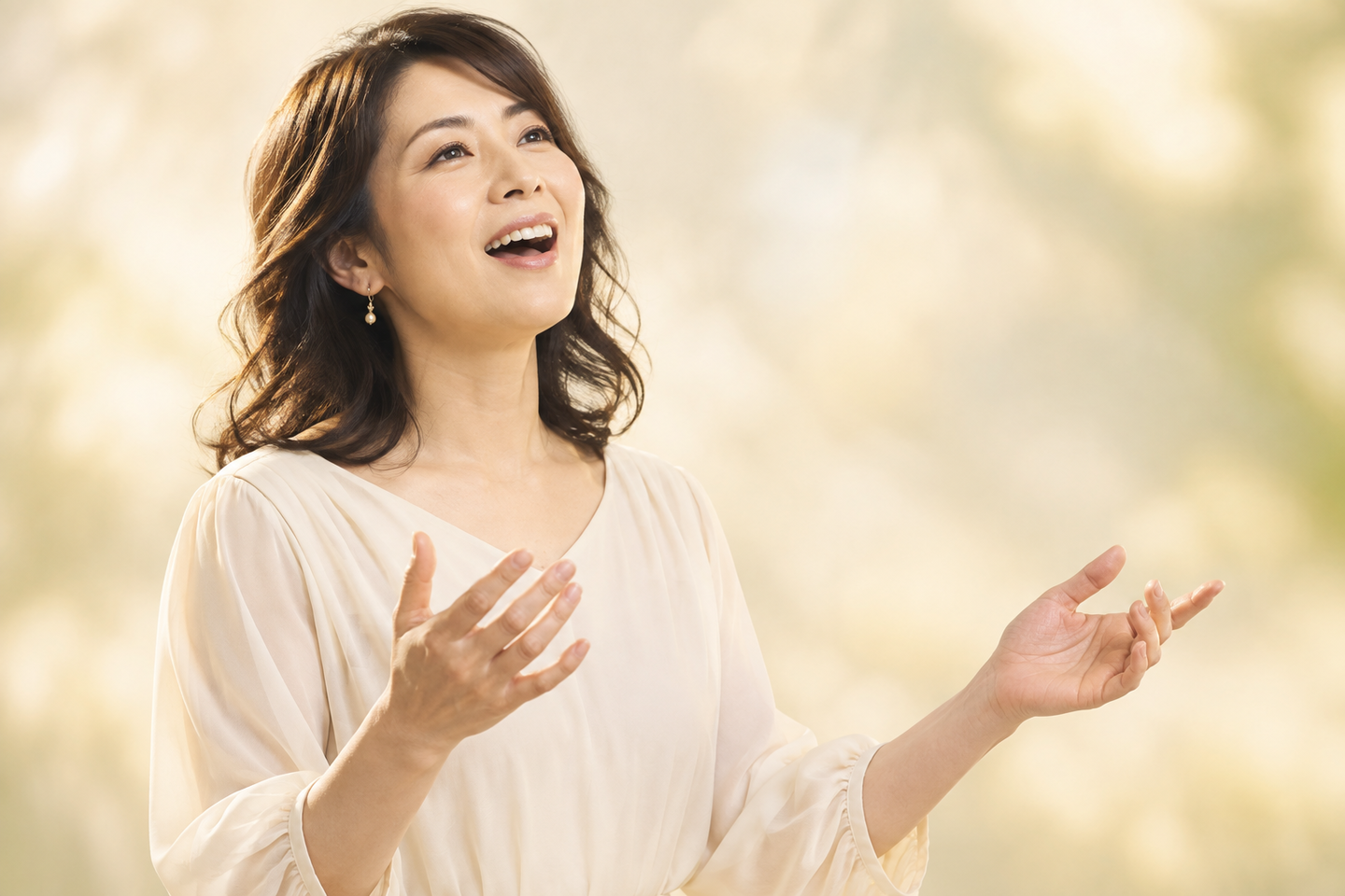 歌を楽しむ大人の女性のイメージ